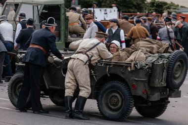 Prag, Çek Cumhuriyeti, 8 Mayıs 2025: Zafer Günü onuruna olay barikatı, Nusle 'de 1945 Sokak Savaşlarını yeniden canlandırdı, 2. Dünya Savaşı' nın son günleri, tarihi yeniden canlandırma, Prag ayaklanması
