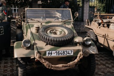 Prag, Çek Cumhuriyeti, 8 Mayıs 2025: Zafer Günü onuruna olay barikatı, Nusle 'de 1945 Sokak Savaşlarını yeniden canlandırdı, 2. Dünya Savaşı' nın son günleri, tarihi yeniden canlandırma, Prag ayaklanması