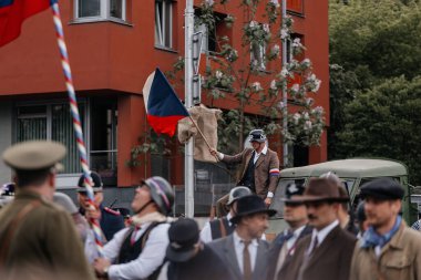 Prag, Çek Cumhuriyeti, 8 Mayıs 2025: Zafer Günü onuruna olay barikatı, Nusle 'de 1945 Sokak Savaşlarını yeniden canlandırdı, 2. Dünya Savaşı' nın son günleri, tarihi yeniden canlandırma, Prag ayaklanması