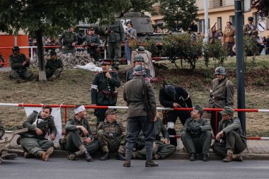 Prag, Çek Cumhuriyeti, 8 Mayıs 2025: Zafer Günü onuruna olay barikatı, Nusle 'de 1945 Sokak Savaşlarını yeniden canlandırdı, 2. Dünya Savaşı' nın son günleri, tarihi yeniden canlandırma, Prag ayaklanması