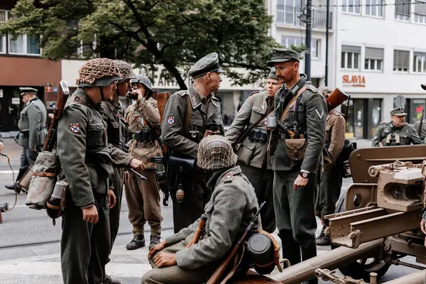 Prag, Çek Cumhuriyeti, 8 Mayıs 2025: Zafer Günü onuruna olay barikatı, Nusle 'de 1945 Sokak Savaşlarını yeniden canlandırdı, tarihi yeniden canlandırma, Prag ayaklanması, Rus Kurtuluş Ordusu ROA