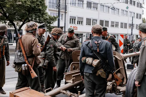Prag, Çek Cumhuriyeti, 8 Mayıs 2025: Zafer Günü onuruna olay barikatı, Nusle 'de 1945 Sokak Savaşlarını yeniden canlandırdı, tarihi yeniden canlandırma, Prag ayaklanması, Rus Kurtuluş Ordusu ROA
