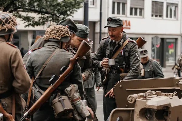 Prag, Çek Cumhuriyeti, 8 Mayıs 2025: Zafer Günü onuruna olay barikatı, Nusle 'de 1945 Sokak Savaşlarını yeniden canlandırdı, tarihi yeniden canlandırma, Prag ayaklanması, Rus Kurtuluş Ordusu ROA