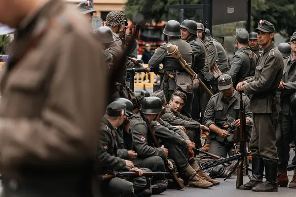 Prag, Çek Cumhuriyeti, 8 Mayıs 2025: Zafer Günü onuruna olay barikatı, Nusle 'de 1945 Sokak Savaşlarını yeniden canlandırdı, tarihi yeniden canlandırma, Prag ayaklanması, Rus Kurtuluş Ordusu ROA