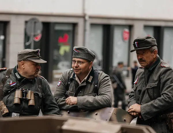 Prag, Çek Cumhuriyeti, 8 Mayıs 2025: Zafer Günü onuruna olay barikatı, Nusle 'de 1945 Sokak Savaşlarını yeniden canlandırdı, tarihi yeniden canlandırma, Prag ayaklanması, Rus Kurtuluş Ordusu ROA