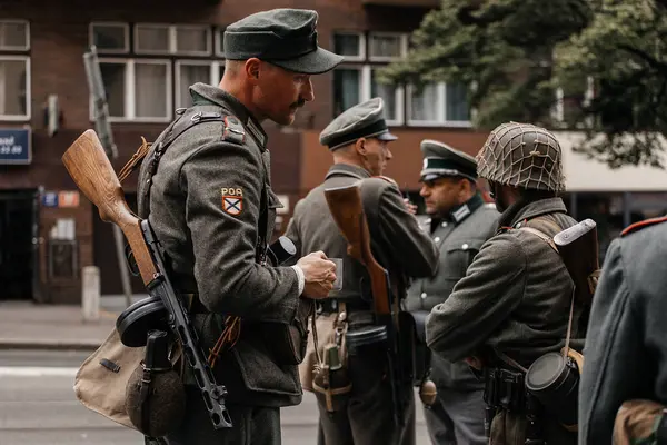 Prag, Çek Cumhuriyeti, 8 Mayıs 2025: Zafer Günü onuruna olay barikatı, Nusle 'de 1945 Sokak Savaşlarını yeniden canlandırdı, tarihi yeniden canlandırma, Prag ayaklanması, Rus Kurtuluş Ordusu ROA