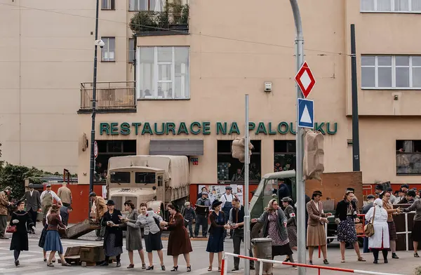 Prag, Çek Cumhuriyeti, 8 Mayıs 2025: Zafer Günü onuruna olay barikatı, Nusle 'de 1945 Sokak Savaşlarını yeniden canlandırdı, 2. Dünya Savaşı' nın son günleri, tarihi yeniden canlandırma, Prag ayaklanması