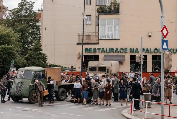 Prag, Çek Cumhuriyeti, 8 Mayıs 2025: Zafer Günü onuruna olay barikatı, Nusle 'de 1945 Sokak Savaşlarını yeniden canlandırdı, 2. Dünya Savaşı' nın son günleri, tarihi yeniden canlandırma, Prag ayaklanması