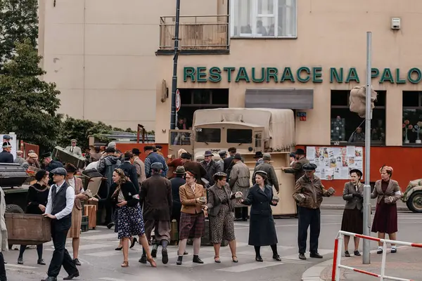 Prag, Çek Cumhuriyeti, 8 Mayıs 2025: Zafer Günü onuruna olay barikatı, Nusle 'de 1945 Sokak Savaşlarını yeniden canlandırdı, 2. Dünya Savaşı' nın son günleri, tarihi yeniden canlandırma, Prag ayaklanması