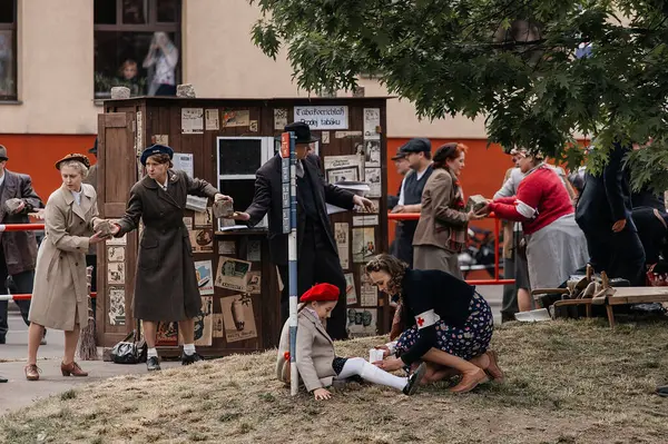 Prag, Çek Cumhuriyeti, 8 Mayıs 2025: Zafer Günü onuruna olay barikatı, Nusle 'de 1945 Sokak Savaşlarını yeniden canlandırdı, 2. Dünya Savaşı' nın son günleri, tarihi yeniden canlandırma, Prag ayaklanması