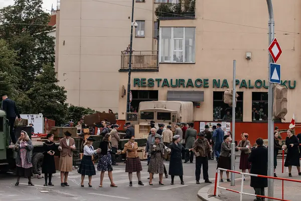 Prag, Çek Cumhuriyeti, 8 Mayıs 2025: Zafer Günü onuruna olay barikatı, Nusle 'de 1945 Sokak Savaşlarını yeniden canlandırdı, 2. Dünya Savaşı' nın son günleri, tarihi yeniden canlandırma, Prag ayaklanması