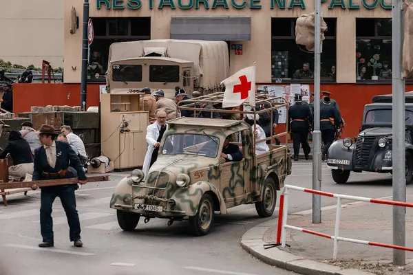 Prag, Çek Cumhuriyeti, 8 Mayıs 2025: Zafer Günü onuruna olay barikatı, Nusle 'de 1945 Sokak Savaşlarını yeniden canlandırdı, 2. Dünya Savaşı' nın son günleri, tarihi yeniden canlandırma, Prag ayaklanması