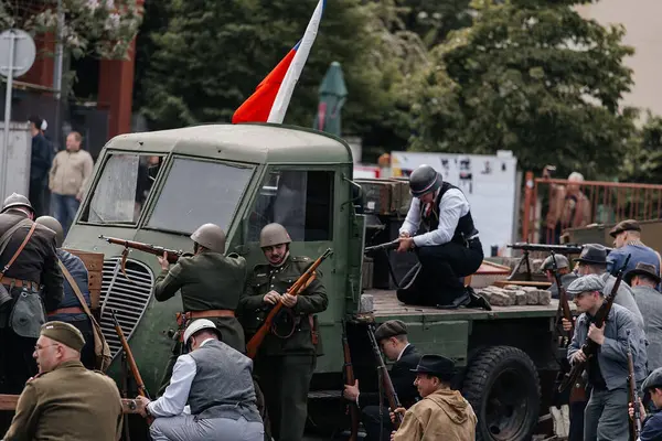 Prag, Çek Cumhuriyeti, 8 Mayıs 2025: Zafer Günü onuruna olay barikatı, Nusle 'de 1945 Sokak Savaşlarını yeniden canlandırdı, 2. Dünya Savaşı' nın son günleri, tarihi yeniden canlandırma, Prag ayaklanması