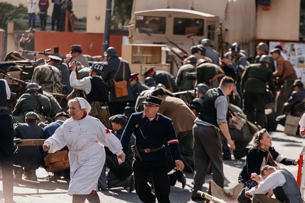Prag, Çek Cumhuriyeti, 8 Mayıs 2025: Zafer Günü onuruna olay barikatı, Nusle 'de 1945 Sokak Savaşlarını yeniden canlandırdı, 2. Dünya Savaşı' nın son günleri, tarihi yeniden canlandırma, Prag ayaklanması
