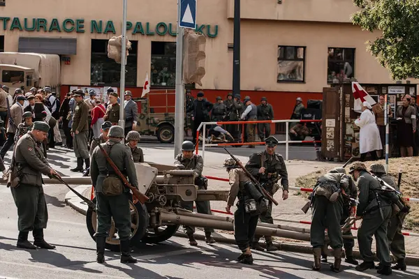 Prag, Çek Cumhuriyeti, 8 Mayıs 2025: Zafer Günü onuruna olay barikatı, Nusle 'de 1945 Sokak Savaşlarını yeniden canlandırdı, tarihi yeniden canlandırma, Prag ayaklanması, Rus Kurtuluş Ordusu ROA