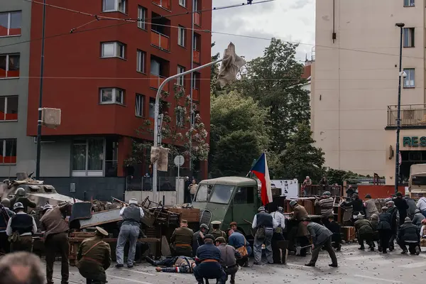 Prag, Çek Cumhuriyeti, 8 Mayıs 2025: Zafer Günü onuruna olay barikatı, Nusle 'de 1945 Sokak Savaşlarını yeniden canlandırdı, 2. Dünya Savaşı' nın son günleri, tarihi yeniden canlandırma, Prag ayaklanması