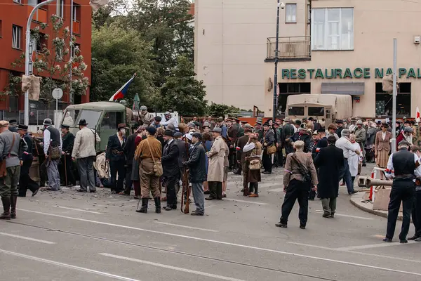 Prag, Çek Cumhuriyeti, 8 Mayıs 2025: Zafer Günü onuruna olay barikatı, Nusle 'de 1945 Sokak Savaşlarını yeniden canlandırdı, 2. Dünya Savaşı' nın son günleri, tarihi yeniden canlandırma, Prag ayaklanması