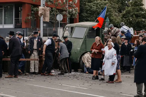 Prag, Çek Cumhuriyeti, 8 Mayıs 2025: Zafer Günü onuruna olay barikatı, Nusle 'de 1945 Sokak Savaşlarını yeniden canlandırdı, 2. Dünya Savaşı' nın son günleri, tarihi yeniden canlandırma, Prag ayaklanması