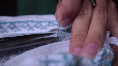 Çemberde Ukrayna nakışı. Çemberde Ukrayna nakışı. Makasla kesilmiş iplikler