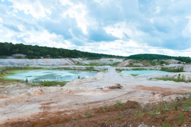 Göllerin kirliliği, çevre. Su vücutları üzerinde kötü bir ekoloji kavramı. Baraj gölünün manzarası