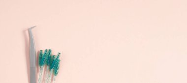 Kirpik uzatma ve bakım için aletler. Metal cımbız, kirpik tarama fırçaları, beyaz yamalar, mikro fırça, makro fırça ve kemik..