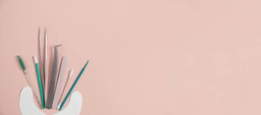 Kirpik uzatma ve bakım için aletler. Metal cımbız, kirpik tarama fırçaları, beyaz yamalar, mikro fırça, makro fırça ve kemik..