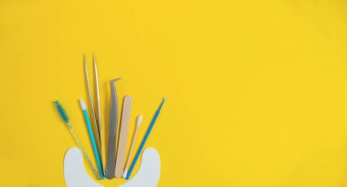 Kirpik uzatma ve bakım için aletler. Metal cımbız, kirpik tarama fırçaları, beyaz yamalar, mikro fırça, makro fırça ve kemik..