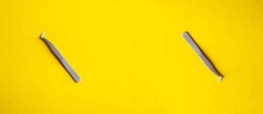 Kirpik uzatma ve bakım için aletler. Metal cımbız, kirpik tarama fırçaları, beyaz yamalar, mikro fırça, makro fırça ve kemik..