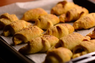 Fırından yeni çıkmış, çıtır çıtır çıtır mini kruvasanlar. Ev yapımı puf böreği. Muhtelif dolgulu kruvasan fırını. Pişirme tarifleri.