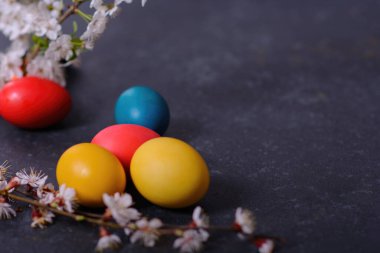 Taze pişmiş Paskalya ekmeği, doğal boyanmış yumurta ve bahar çiçekleri. Mutlu Paskalyalar. Şekerli ve şekerli paska, geleneksel bir Ukrayna çöreği..