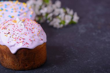 Taze pişmiş Paskalya ekmeği, doğal boyanmış yumurta ve bahar çiçekleri. Mutlu Paskalyalar. Şekerli ve şekerli paska, geleneksel bir Ukrayna çöreği..