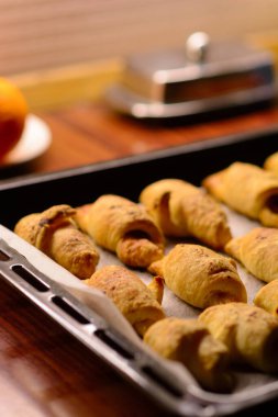 Fırından yeni çıkmış, çıtır çıtır çıtır mini kruvasanlar. Ev yapımı puf böreği. Muhtelif dolgulu kruvasan fırını. Pişirme tarifleri.