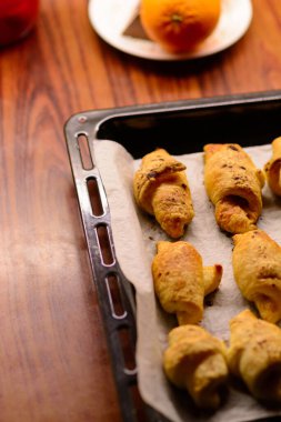 Fırından yeni çıkmış, çıtır çıtır çıtır mini kruvasanlar. Ev yapımı puf böreği. Muhtelif dolgulu kruvasan fırını. Pişirme tarifleri.