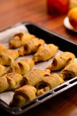 Fırından yeni çıkmış, çıtır çıtır çıtır mini kruvasanlar. Ev yapımı puf böreği. Muhtelif dolgulu kruvasan fırını. Pişirme tarifleri.