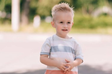 Bulanık bir yaz geçmişinde sarışın bir çocuk farklı duygusal yüzler yapar. Çocukların yüz ifadelerindeki duyguları.