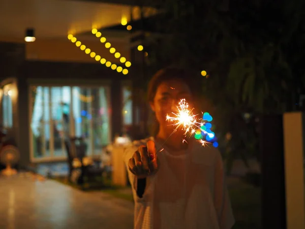 Dez 2022 Bangkok Tailândia Uma Mulher Está Segurando Fogo Brilhante — Fotografia de Stock