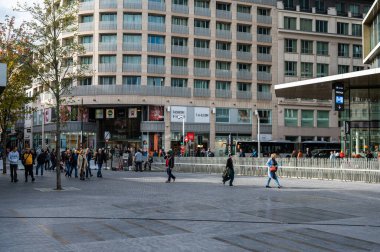Brüksel Eski Kent, Brüksel Başkent Bölgesi, Belçika, 10 21 2022 - Monnaie Meydanı ve Anspach Ticaret Merkezi