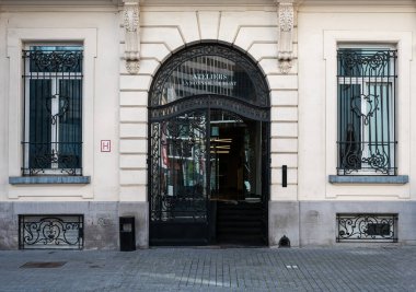 Brüksel Eski Kent, Brüksel Başkent Bölgesi, Belçika, 10 21 2022 - Monnaie opera binası atölyeleri ve ofislerinin ön cephesi ve girişi