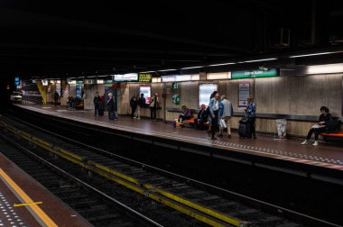 Brüksel Eski Kent, Brüksel Başkent Bölgesi, Belçika, 10 21 2022 - Merkez istasyon platformunda metro bekleyen insanlar