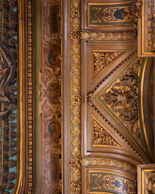 Brüksel Eski Kent, Belçika, 10 28 2022 Monnaie opera binasının altın kaplamalı ayrıntıları