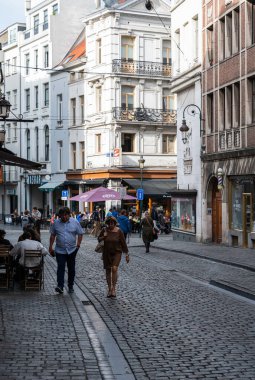 Brüksel Eski Kenti, Belçika - 10 28 2022 - Turist ve tarihi evlerin bulunduğu kaldırım taşı caddesi