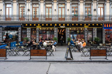 Brüksel Eski Kenti, Belçika - 10 28 2022 - Manhattn 'ın Bruger restoranının cephe ve terasları