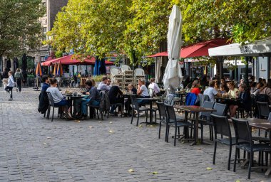 Brüksel Eski Kenti, Belçika - 10 28 2022 Saint Catherine Meydanı 'nda restoranları ve balık dükkanları olan canlı teraslar