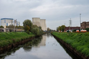 Zemst, Flaman Brabant Bölgesi, Belçika, 10: 30 2022 - Senne Nehri 'ne yansıyan bir enerji santralinin soğutucu kuleleri