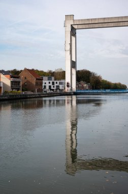 Humbeek, Flaman Brabant Bölgesi, Belçika, 10: 30 2022 - Deniz kanalında süspansiyon köprüsü