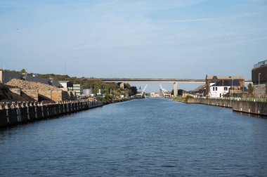 Zemst, Flaman Brabant Bölgesi, Belçika, 10: 30 2022 Dorse Nehri ve Scheldt Deniz Kanalı çevresindeki sanayi faaliyetleri
