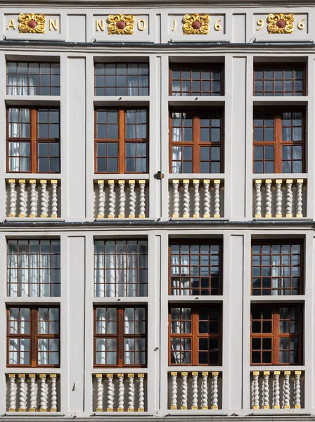 ブリュッセル旧市街 ベルギー 2022 グランドプレイスのギルドハウスの窓の装飾と金メッキデザイン — ストック写真