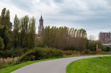 Wetteren, Doğu Flaman Bölgesi, Belçika, 11 03 2022 Bükme bisiklet yolu ve kilise kulesi manzarası