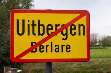 Uitbergen, Flanders, Belçika, 11 04 2022 - Uitbergen, Berlare 'nin sıradanlığının sarı işareti