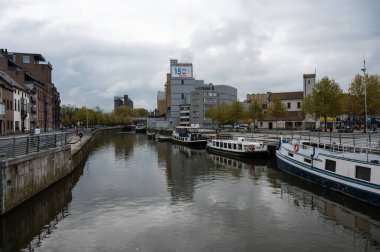 Aalst, Flaman Brabant, Belçika - 11 02 2022 Tereos Syral sanayi bölgesi Dender Nehri 'nde şeker üretimi için